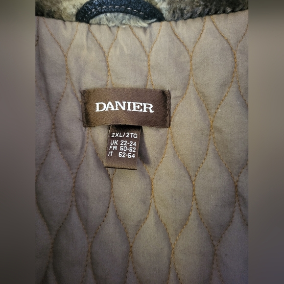 Danier Brown Leather Jacket with Cream Faux Fur Collar, Sizs 2XL - Picture 3 of 5